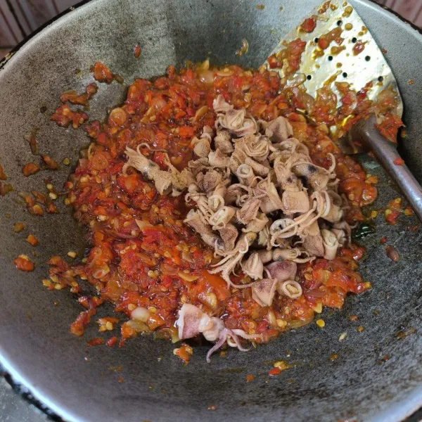 Setelah itu masukkan cumi asin, aduk hingga bumbu meresap dan tercampur rata. Jangan lupa koreksi rasanya terlebih dahulu.