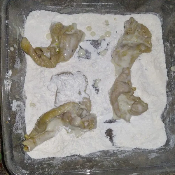 Lalu, celupkan lagi ke adonan kering.