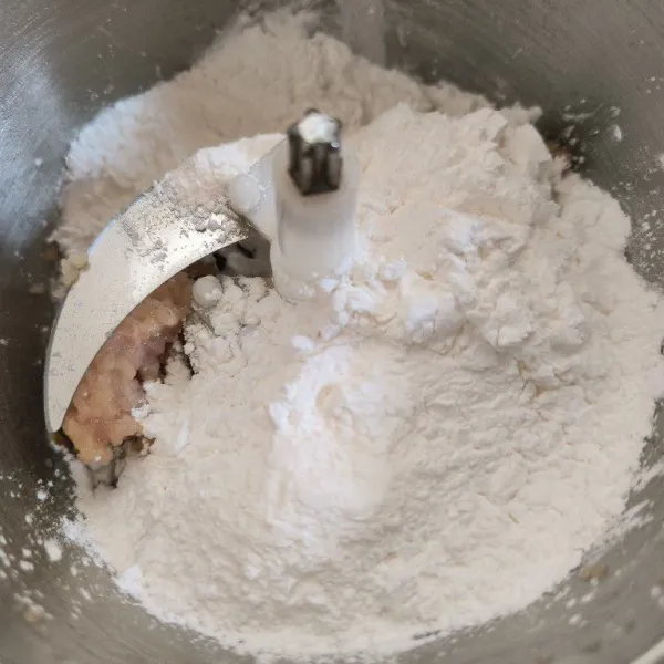 Selanjutnya, masukkan putih telur, tapioka, dan daun bawang.