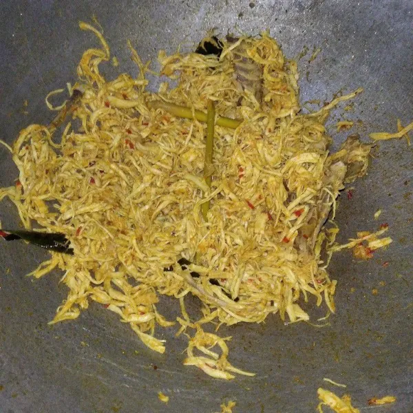 Beri garam, gula, dan kaldu ayam bubuk, aduk hingga rata dan air menyusut, agar bumbu meresap sempurna pada ayam.