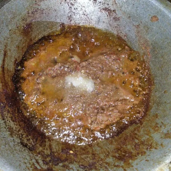 Tumis sambal dengan api sedang, lalu beri garam, gula, dan penyedap rasa, aduk hingga rata.