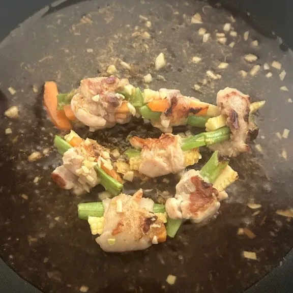 Panggang sayur yang telah digulung tadi hingga permukaan matang dan berubah warna menjadi kecokelatan, lalu siram menggunakan saus dan tunggu hingga matang serta saus meresap.