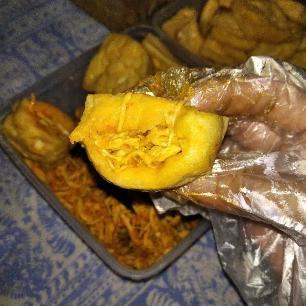 Setelah itu, ambil 1 buah tahu yang sudah di goreng, iris bagian tengahnya, lalu isi dengan ayam suwir.