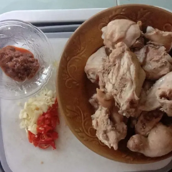 Siapkan semua bumbu halus dan bahan-bahan.