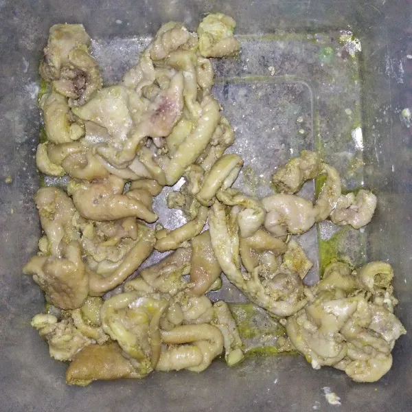 Rebus kulit ayam, kurang lebih selama 3 menit agar tekstur ayam awet renyahnya.