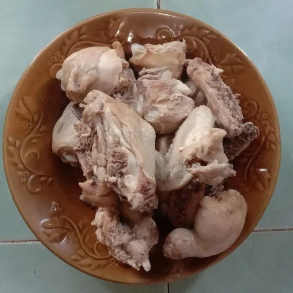 Rebus setengah matang daging ayam untuk menghilangkan lemak. Angkat dan tiriskan
