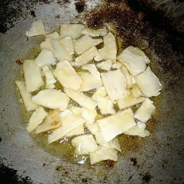 Setelah singkong kering, bisa langsung digoreng.