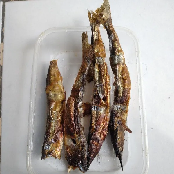 Kemudian buang bagian duri tengah dan kepala ikan roa.