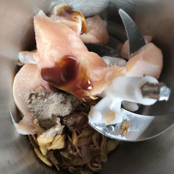 Masukkan kedalam chopper daging ayam, bawang goreng, garam, kaldu bubuk, lada bubuk, dan saus tiram chopper sampai halus.