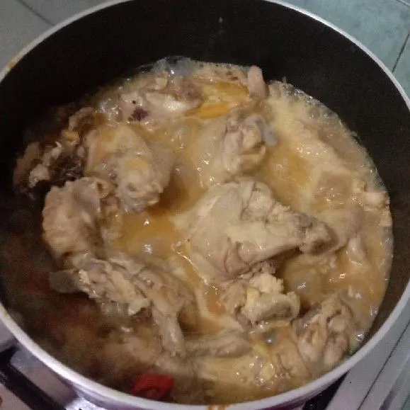 Tambahkan air secukupnya dan masak hingga bumbu meresap.