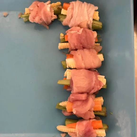 Gulung sayur yang telah dipotong dengan daging yang dislice tadi.