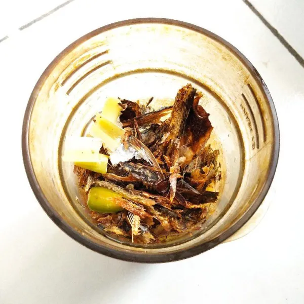 Lalu blender bahan sambal yang sudah di rebus bersama dengan ikan roa hingga halus.