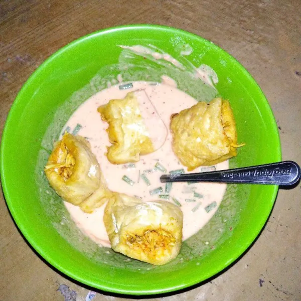 Masukkan tahu ke dalam tepung serbaguna yang sudah di tambah cabai bubuk.