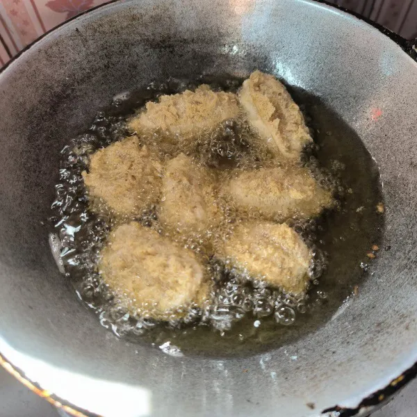 Goreng kedalam minyak yang sudah di panaskan hingga matang kecoklatan.