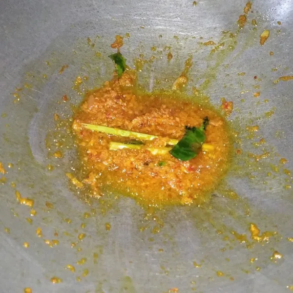 Tumis bumbu halus hingga harum, tambahkan daun jeruk dan sereh.