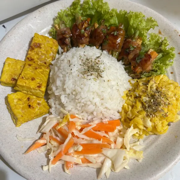 jika sudah meresap dan matang, angkat dan sajikan dengan pelengkap.