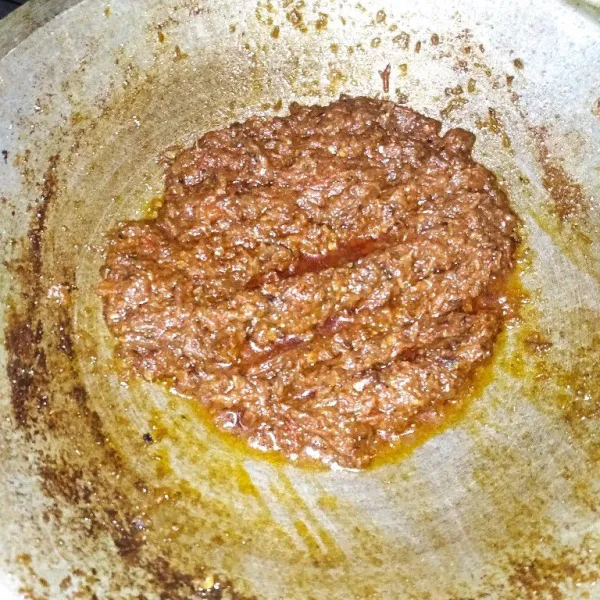 Masak hingga sambal dan minyaknya terlihat tepisah, itu artinya sambal sudah benar benar matang sempurna, tunggu hingga dingin, dan siap di kemas dalam botol.