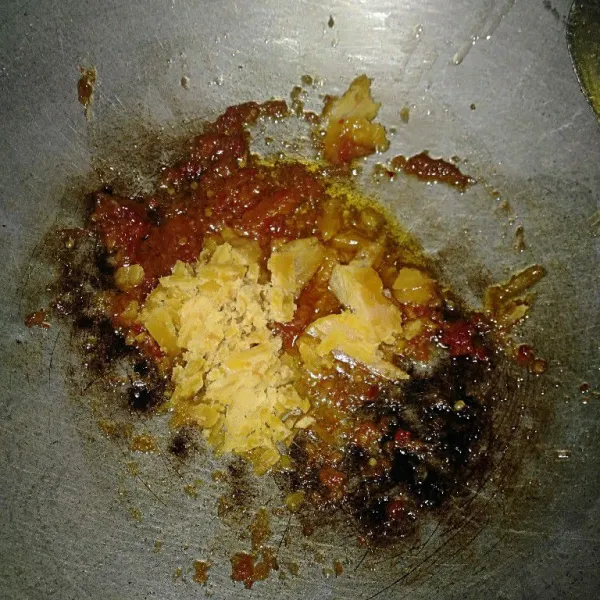 Seasoning dengan garam, kaldu, dan gula merah. Masak sampai gula merah Larut.