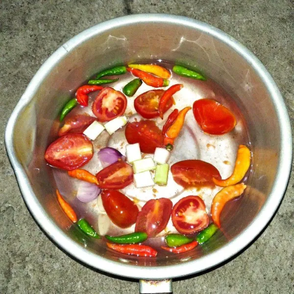 Rebus tomat, cabai, bawang merah, dan bawang putih.