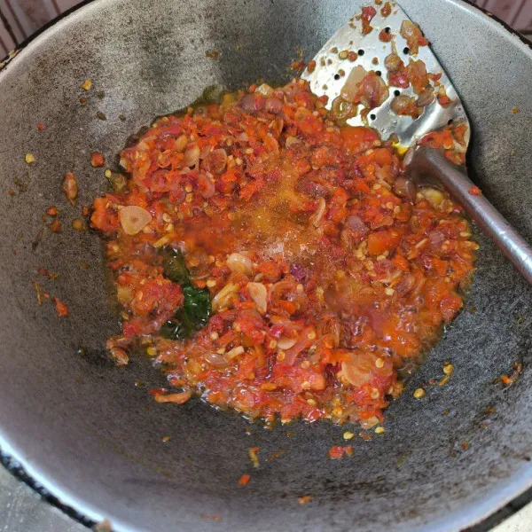 Selanjutnya bumbui sambal dengan, garam, gula dan penyedap aduk rata.