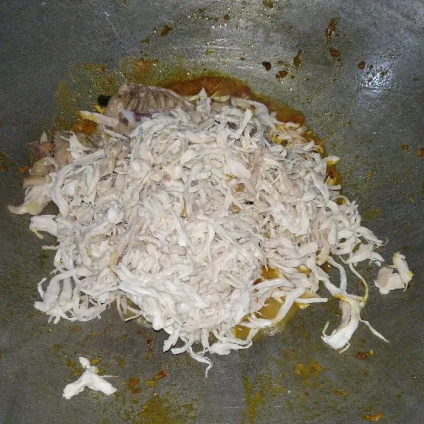 Kemudian, masukkan ayam suwir, tambahkan air.