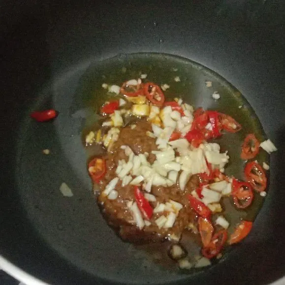 Tumis bumbu halus dengan minyak goreng, aduk rata matang.