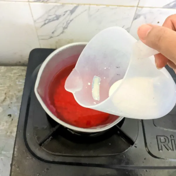 Masukkan larutan tepung tapioka, aduk sampai kuah mengental.