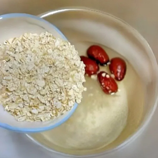 Masukkan 40 gr oat flakes, aduk rata, kecilkan api, masak 1 menit.