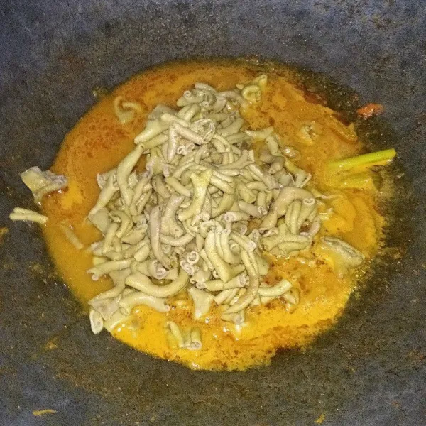 Kemudian, masukkan usus yang sudah di ungkep tadi , aduk lalu tutup agar bumbu meresap.