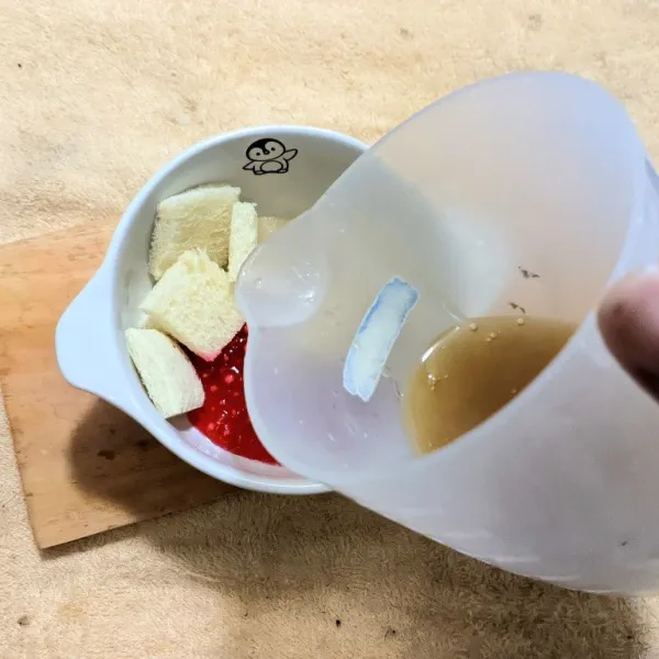 Tata singkong, sagu mutiara, dan potongan roti tawar ke dalam mangkuk. Siram dengan kuah cimplungnya.