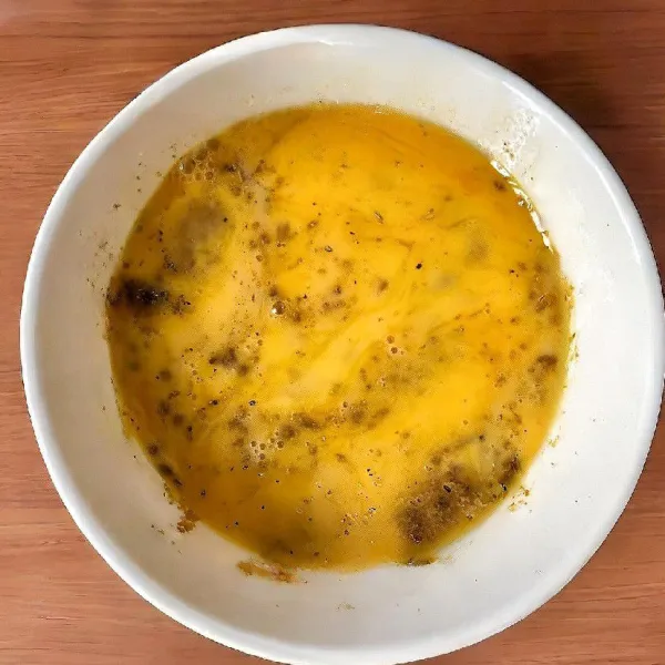 Dalam wadah terpisah, kocok lepas 3 butir telur dengan garam dan lada hitam bubuk. Aduk rata.