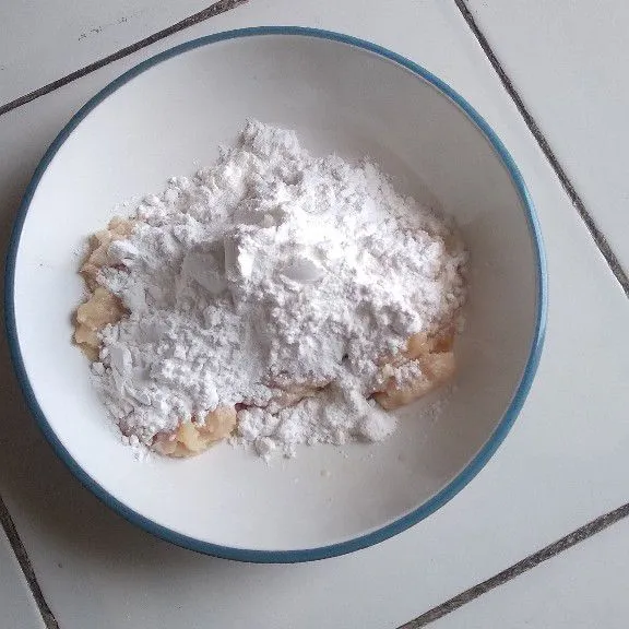 Tambahkan saos tiram, minyak wijen, garam, kaldu bubuk, lada bubuk, baking powder, dan baking soda.