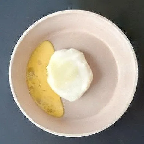 Dinginkan adonan sebentar, kemudian masukkan telur sedikit demi sedikit sambil diaduk hingga adonan licin dan lembut.