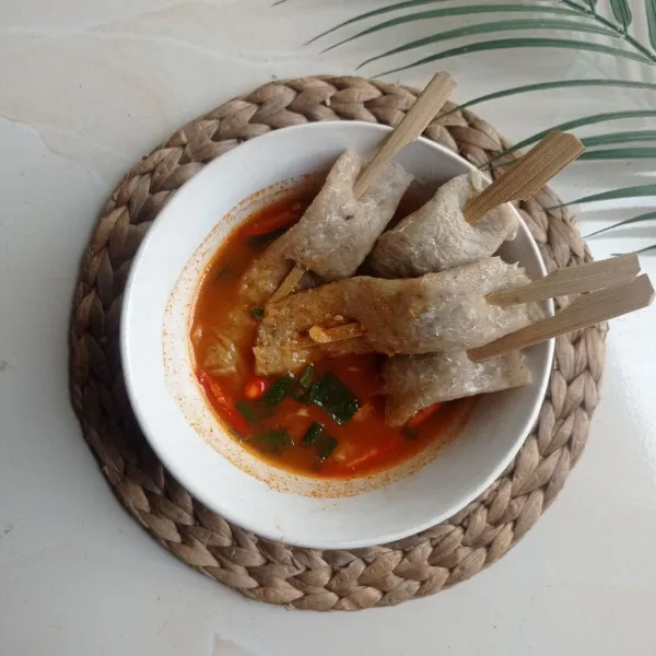 Tata Odeng di mangkok, siram dengan kuah gochujang, sajikan