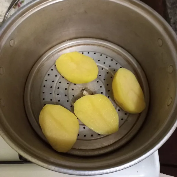 Kukus kentang hingga matang, haluskan