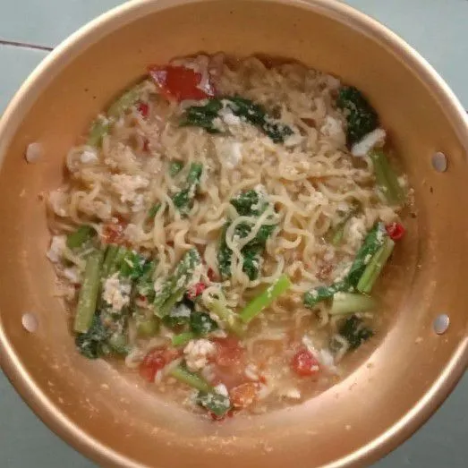 Koreksi rasa bila sudah pas dan matang. Angkat dan sajikan di piring saji.