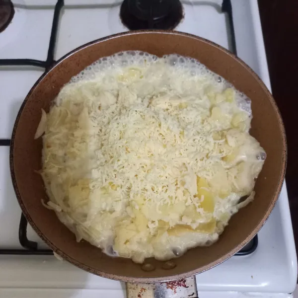 Tambahkan keju parut, aduk cepat