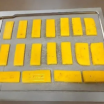 Potong-potong adonan kecil, letakkan di loyang. Tutup rapat, diamkan 40 menit hingga mengembang 1,5 kali lipat.