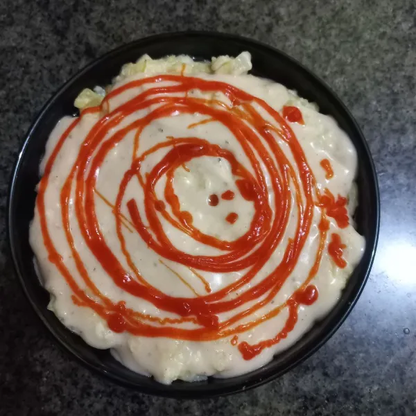 Beri saus pedas sesuai selera