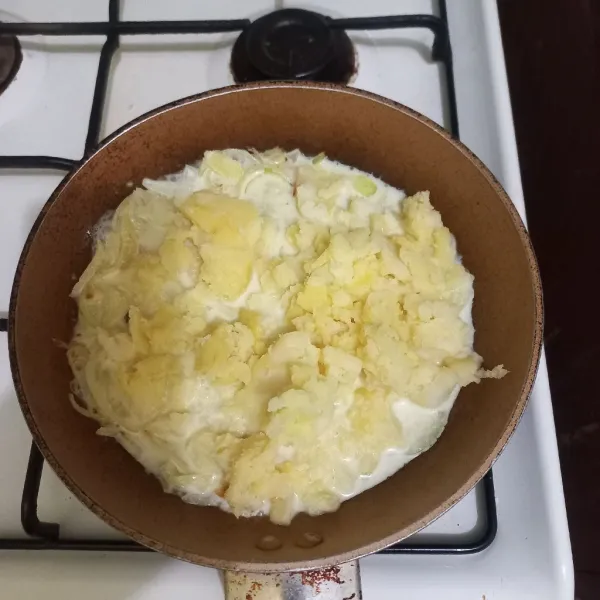 Masukan kentang yang telah dihaluskan, beri garam, dan pala bubuk aduk rata