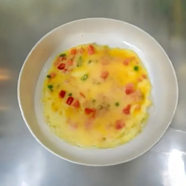 Panaskan wajan, olesi tipis dengan minyak. Tuangkan 1/4 adonan ke dalam wajan, ratakan.