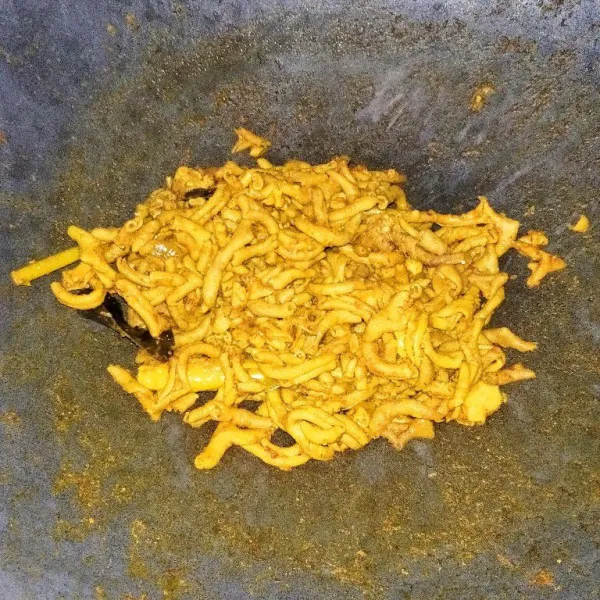 Terakhir, tambahkan kaldu bubuk, masak hingga air menyusut, siapkan tahu lalu isi dengan usus, masukkan tahu ke tepung serbaguna yang sudah di larutkan dengan air, lalu goreng hingga krispi dan siap dijual.