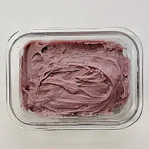 Siapkan wadah, lapisi bagian bawah dengan lapisan ketan ungu. Tambahkan lapisan ubi ungu halus.