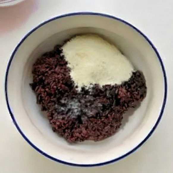 Setelah matang, campur dengan 15 gr susu bubuk dan 20 gr susu kental manis, aduk rata.