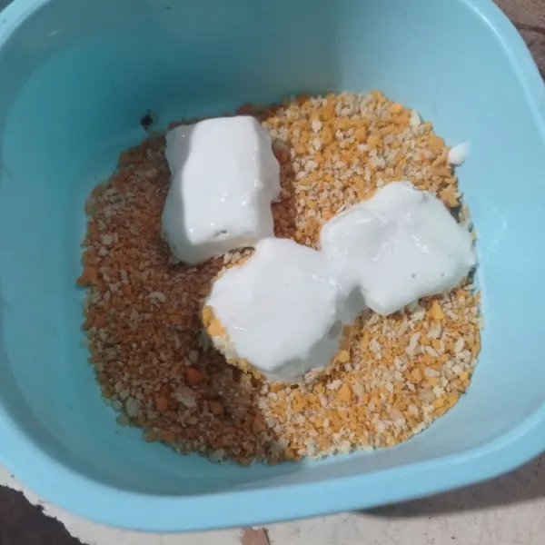 Gulingkan ke tepung panir sampai rata.