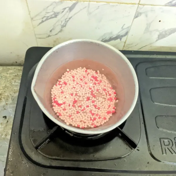 Rebus sagu mutiara dalam air terpisah.