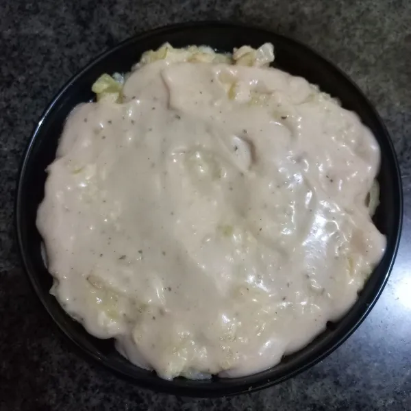 Beri saus carbonara di atasnya