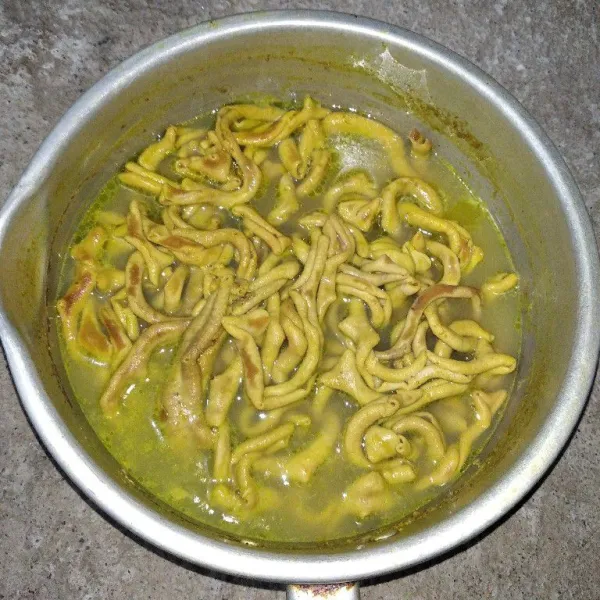 Cuci usus beberapa kali, kemudian rebus dengan bumbu ungkep, lalu buang airnya.