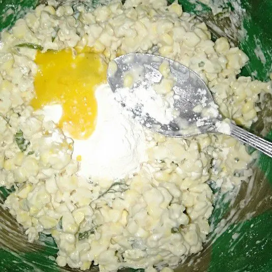 Masukan 1 butir telor aduk sampai tercampur rata.
