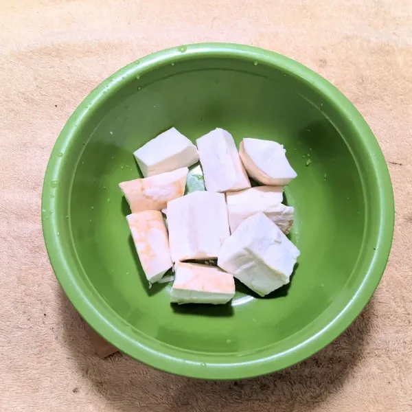 Kupas dan cuci bersih singkong, kemudian potong-potong singkong.